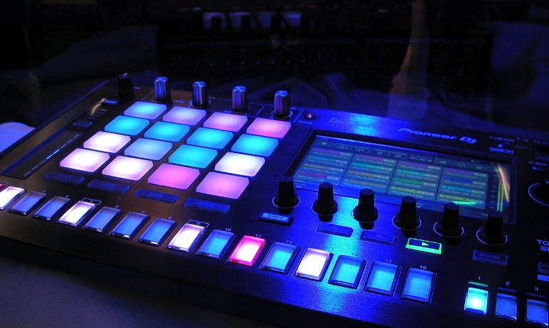 Sintetizadores, cajas de ritmo y samplers se comunican mediante el protocolo MIDI.